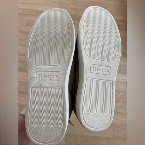ROOTS Beige Suede Lace Up Sneaker Style Shoes White Sole - Picture 4 of 6